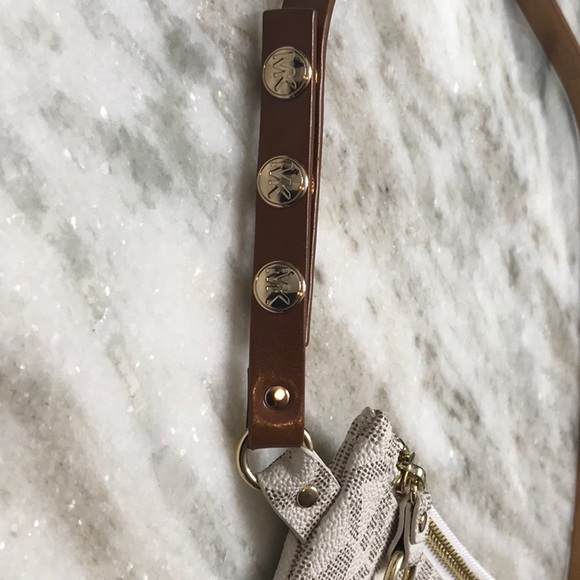 Sold - Picture 3 of 8